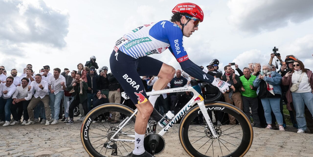 Mysterie opgelost: waarom Mick van Dijke in Parijs-Roubaix met rugnummers van broertje Tim reed