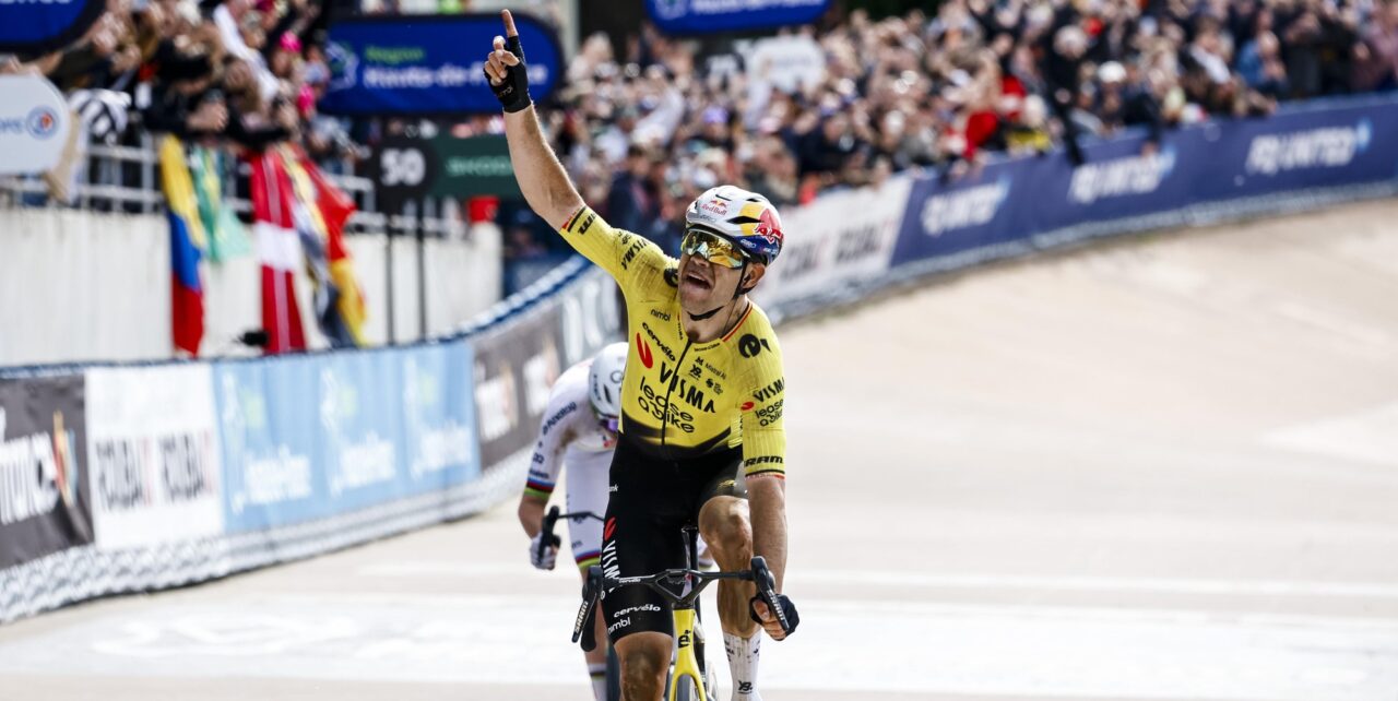 Hij heeft hem! Van Aert klopt Pogacar in krankzinnige Parijs-Roubaix, pechvogel Van der Poel vierde