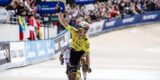 Hij heeft hem! Van Aert klopt Pogacar in krankzinnige Parijs-Roubaix, pechvogel Van der Poel vierde