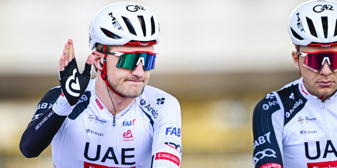UAE-renner Bjerg verbitterd over kleinzielig gedrag Alpecin en Visma na lekke band Pogacar