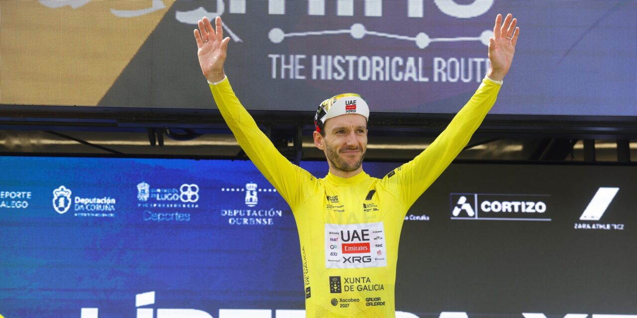 Adam Yates trekt eindzege in O Gran Camiño over de streep, eerste profzege voor Pinarello