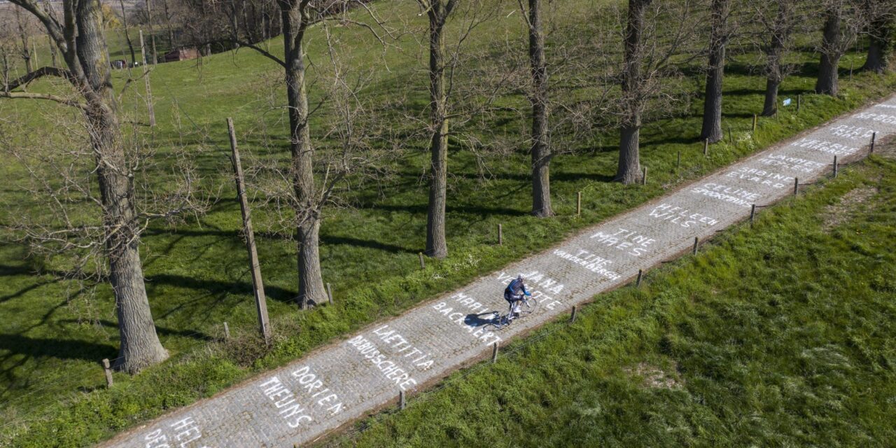 Renners glibberen op spekgladde Koppenberg bij verkenning, Remco Evenepoel komt wel boven