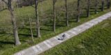 Renners glibberen op spekgladde Koppenberg bij verkenning, Remco Evenepoel komt wel boven