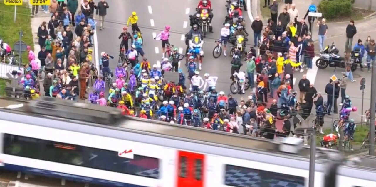 Flirten met uitsluiting? Deel peloton negeert gesloten overweg in Ronde van Vlaanderen