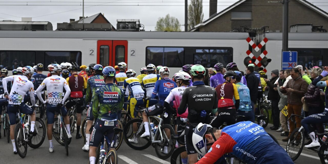 UCI over trein-incident Ronde van Vlaanderen: “Wie door rood rijdt, moet uit koers”