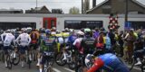 UCI over trein-incident Ronde van Vlaanderen: Wie door rood rijdt, moet uit koers
