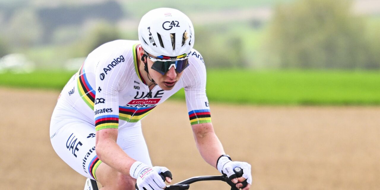 Tadej Pogacar is na lekke band op achtervolgen aangewezen in Parijs-Roubaix