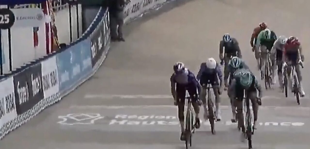 Guus van den Eijnden derde in Parijs-Roubaix voor beloften, zege voor Davide Donati