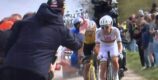 Toeschouwer misdraagt zich opnieuw in Parijs-Roubaix: ‘Fan’ steekt middelvinger op naar Pogacar