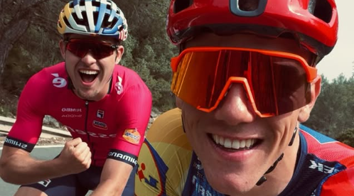 Thibau Nys geeft fietsles aan schaatser Joep Wennemars