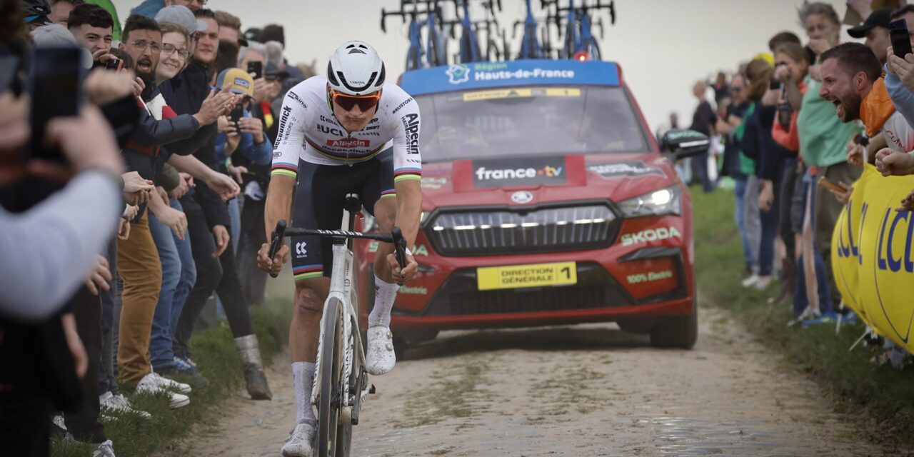 Mathieu van der Poel schenkt Tour-directeur Christian Prudhomme zijn mooiste koersmoment