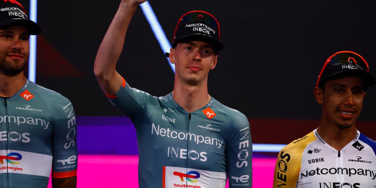 Arensman doet goede zaken in Giro, maar schrok van valpartij: “Gaat voor nachtmerries zorgen”