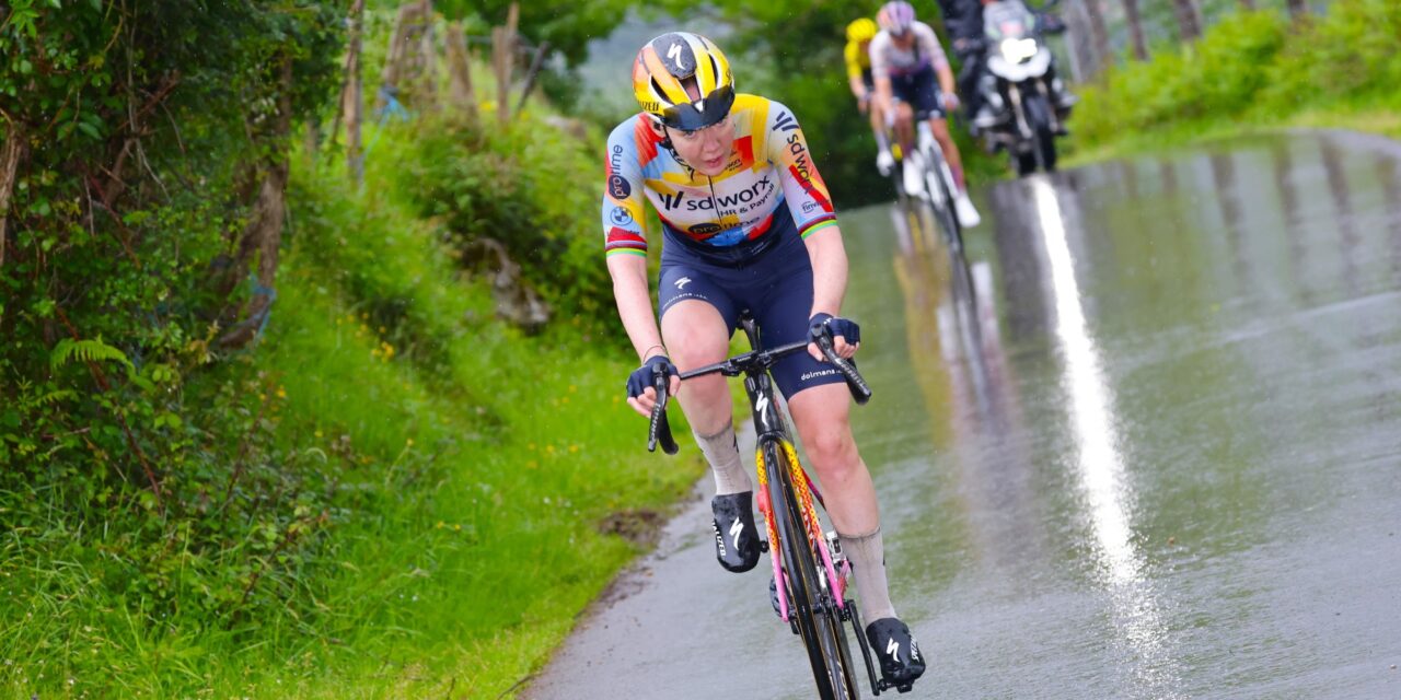 Anna van der Breggen grijpt de macht in La Vuelta Femenina, Ferrand-Prévot kraakt al vroeg