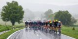 Giro 2026: Neutralisatie na massale valpartij, onder meer Adam Yates betrokken