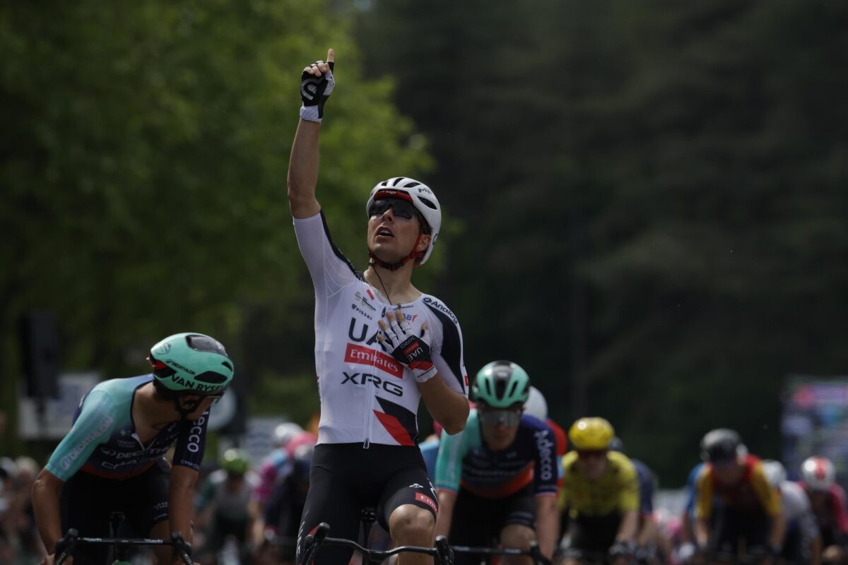 Benoît Cosnefroy scoort een loepzuivere hattrick in de GP du Morbihan 2026