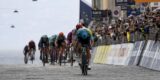 “Absoluut krankzinnig”: Massale kritiek op Giro-finish in Napels met plavuizen, bochten en regen