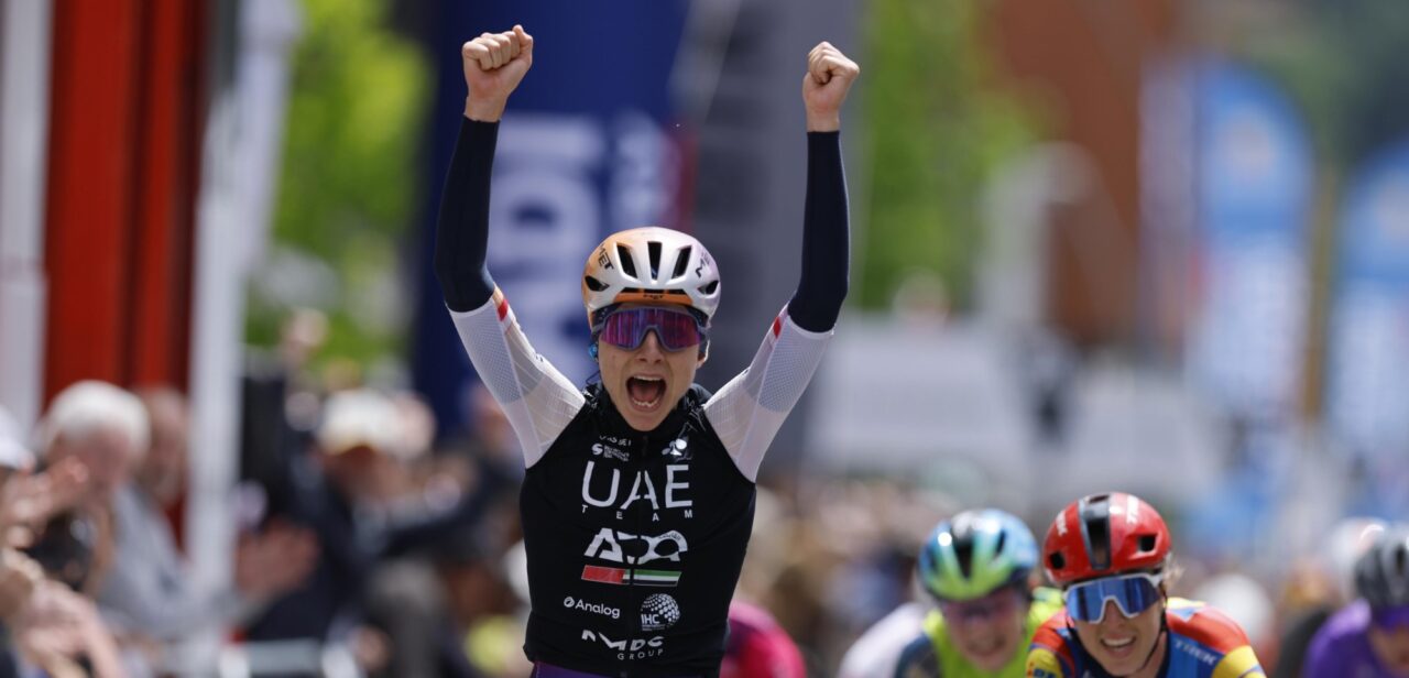Dominika Wlodarczyk blijft Mischa Bredewold net voor in tweede rit Itzulia Women