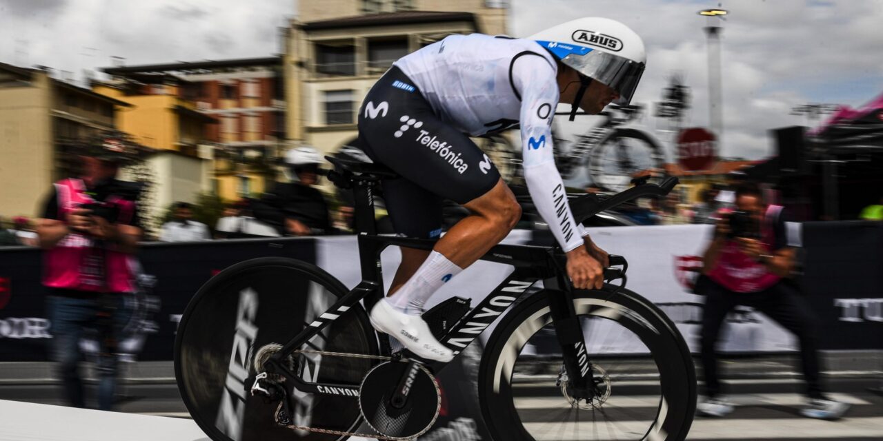 Lorenzo Milesi (9e) rijdt volledige Giro-tijdrit met... een ijsvest: Vergeten uit te doen