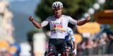 Giro 2026: Ritzege nummer drie! Jhonatan Narváez rekent af met Enric Mas in Chiavari