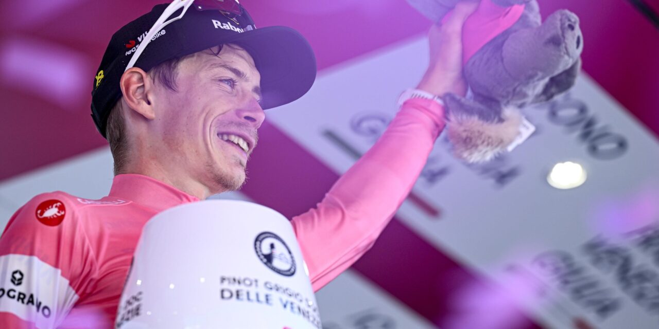 Giro 2026: Jonas Vingegaard voltooit nóg een unieke trilogie