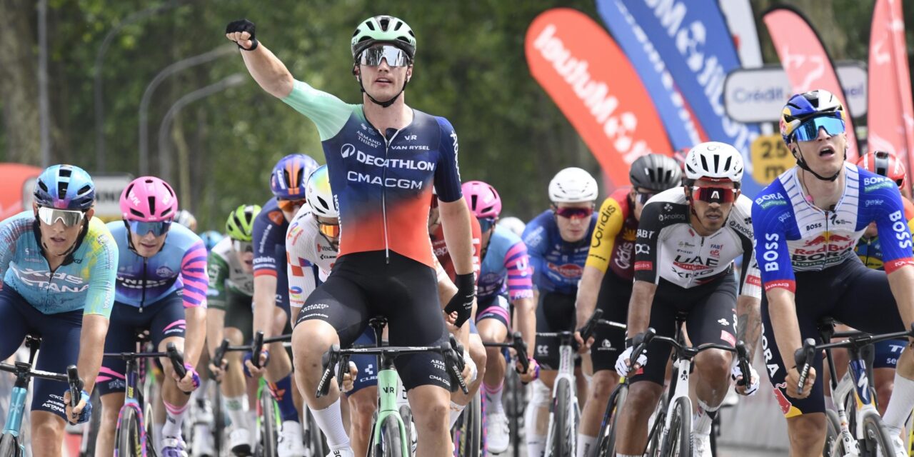 Hij is terug! Olav Kooij sprint bij comeback naar ritzege in Boucles de la Mayenne