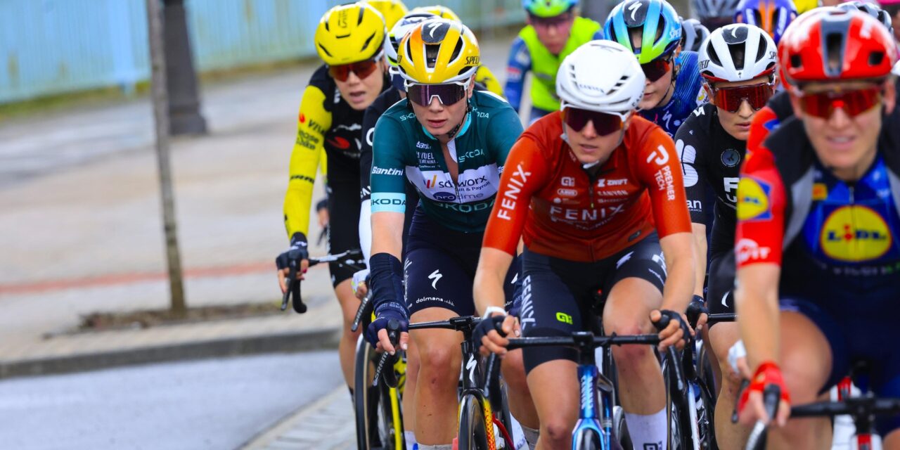 Ontgoochelde Lotte Kopecky krijgt gele kaart na chaotische sprint in Vuelta Femenina