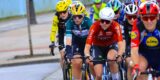 Ontgoochelde Lotte Kopecky krijgt gele kaart na chaotische sprint in Vuelta Femenina