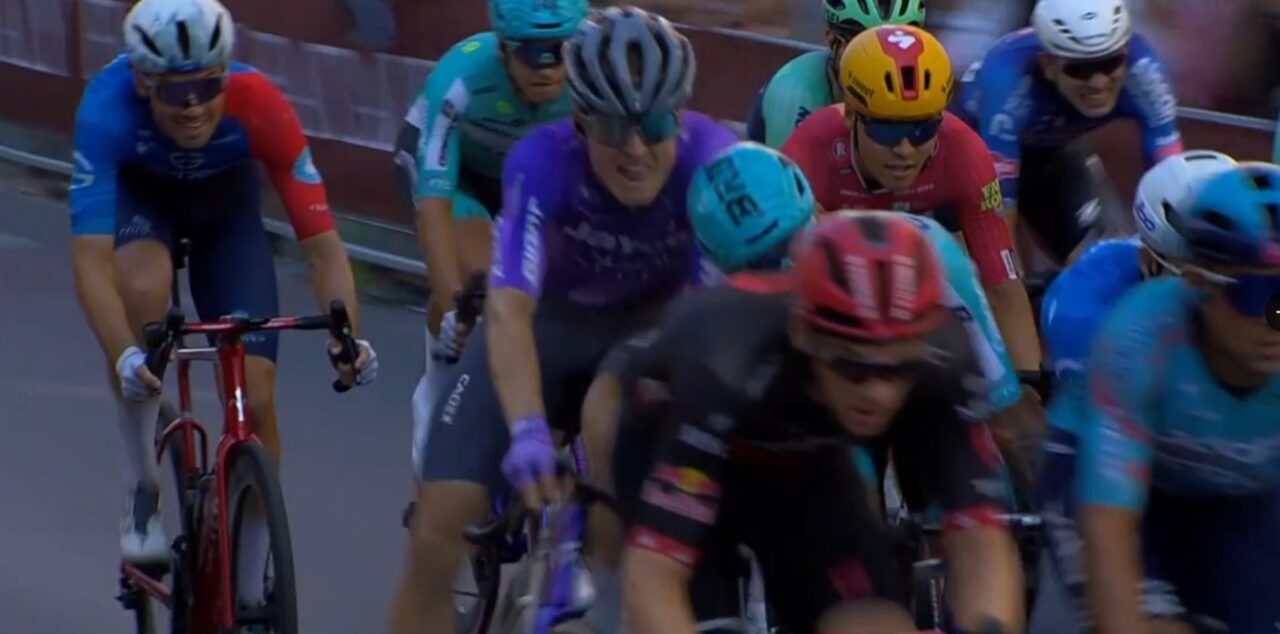 Giro 2026: Jury haalt Enrico Zanoncello uit koers wegens kopstoot