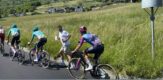 Giro 2026: ‘Verzorger’ Sven Kramer geeft bidon aan vriend van Rose Rockets