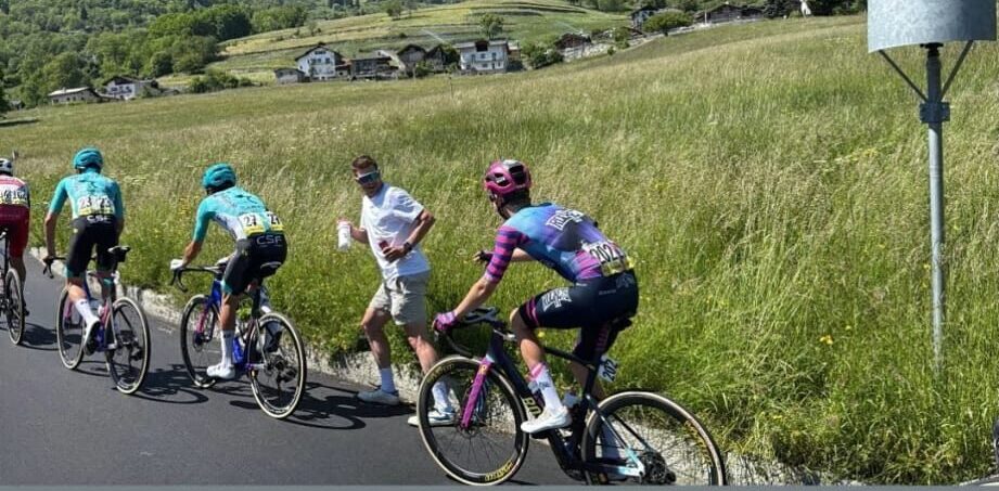 Giro 2026: Verzorger Sven Kramer geeft bidon aan vriend van Rose Rockets