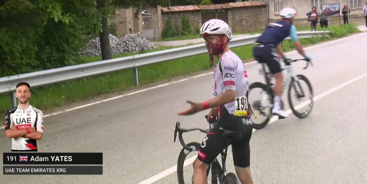 UAE Emirates XRG weggevaagd in Giro dItalia 2026: twee man naar het ziekenhuis, Adam Yates klaar