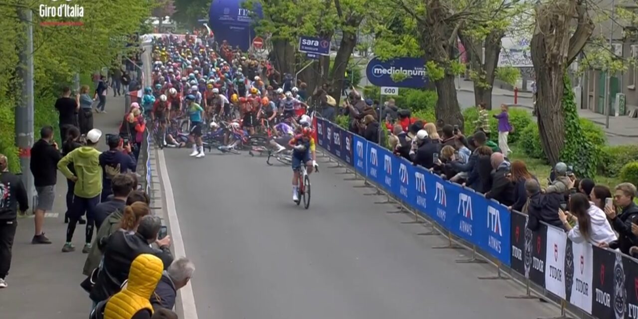 Zien: Massale valpartij ontsiert laatste kilometer in openingsetappe Giro d’Italia 2026