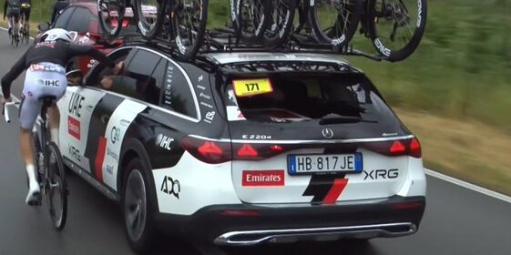 Giro 2026: Mathys Rondel botst op volgwagen UAE Emirates XRG en vernielt achterruit