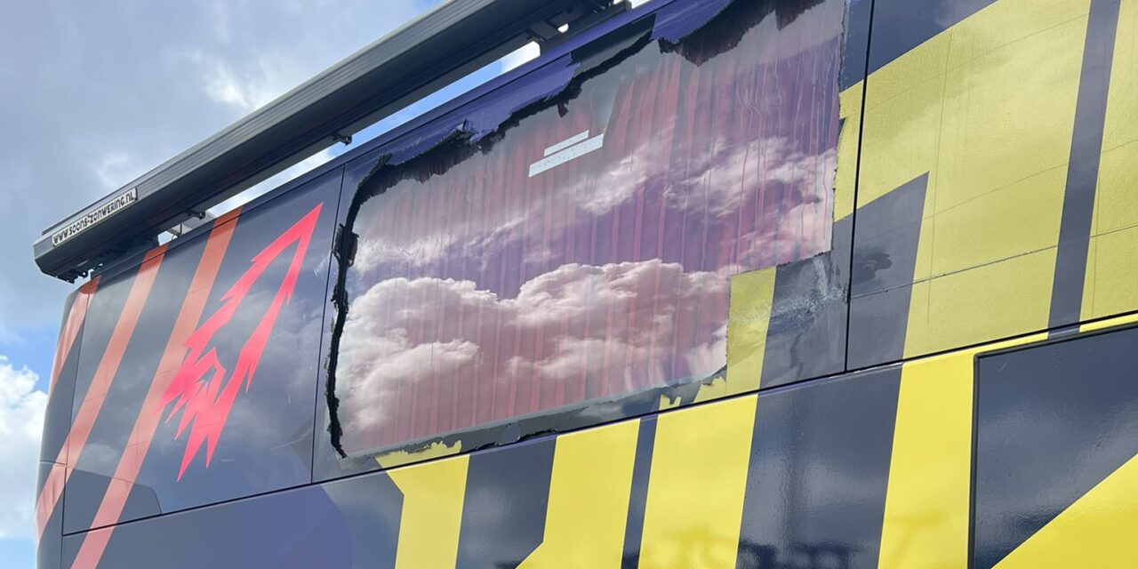 “Weet iemand hoe we dit kunnen repareren?”: Vrachtwagen beschadigt ploegbus Rose Rockets in Giro