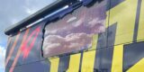 “Weet iemand hoe we dit kunnen repareren?”: Vrachtwagen beschadigt ploegbus Rose Rockets in Giro