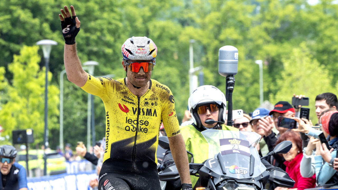 Wout van Aert soleert na imponerende aanval naar zege in Marly Grav, Wiebes wint bij de vrouwen