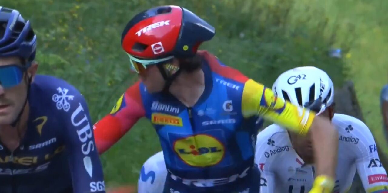Giro 2026: Gefrustreerde Giulio Ciccone gooit bidon terug naar eigen verzorger