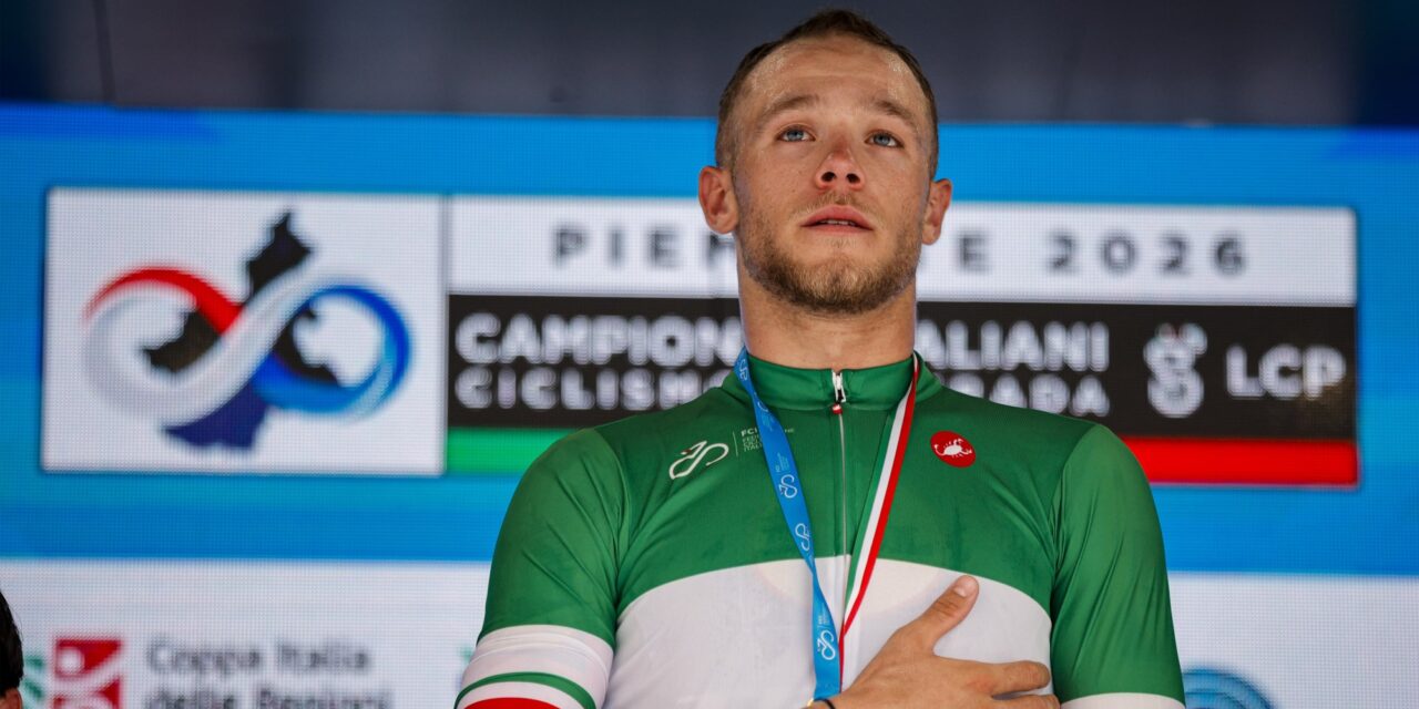 Jonathan Milan klopt Olav Kooij na zinderende openingsrit Renewi Tour