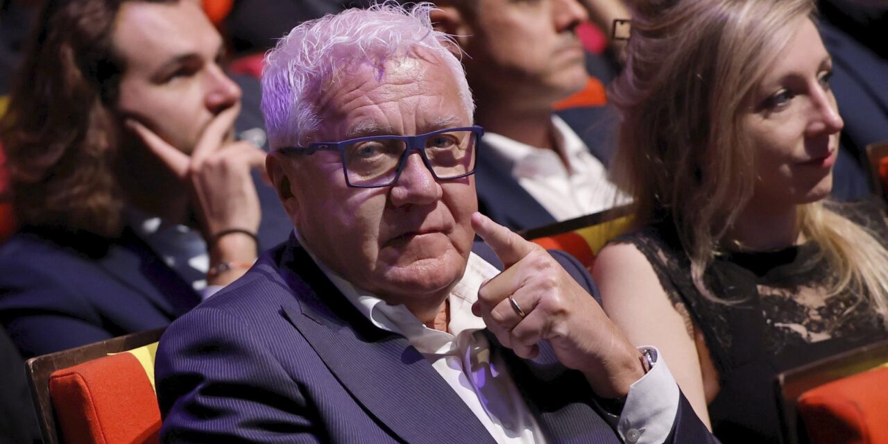 Patrick Lefevere hekelt rijke teams: Dramatische stoelendans één maand voor de Tour de France