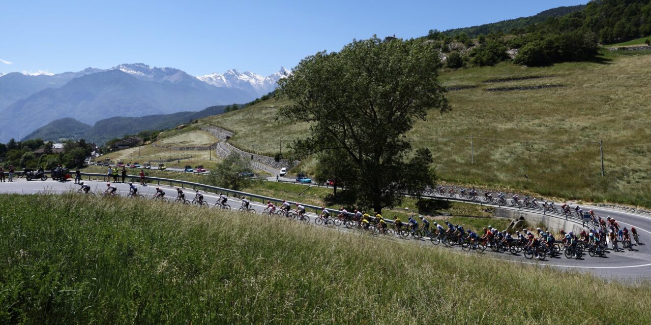 Haugland blijft sprinters nipt voor in openingsrit Giro Next Gen na solo van 56 kilometer