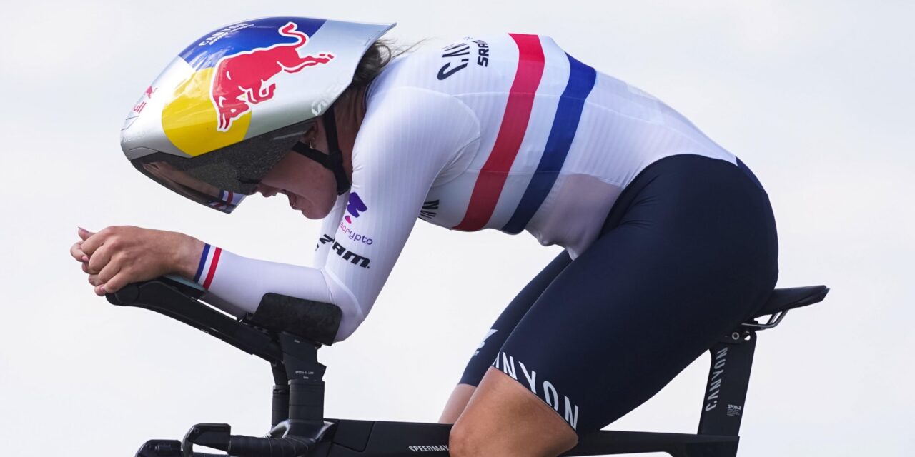 Zoe Bäckstedt prolongeert Britse tijdrittitel, Célia Le Mouël verrast favorieten in Frankrijk