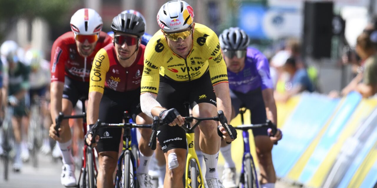Wout van Aert lacht na mislukte sprintkans: 