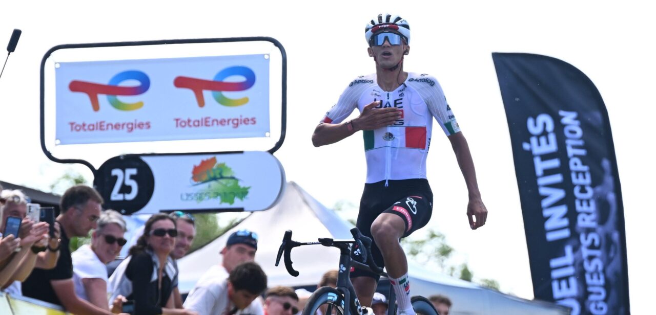 Isaac Del Toro slaat toe op Grand Colombier na chaotische bergrit, Seixas lost na harde val
