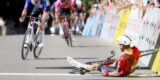 Ongelofelijk! Liam Slock juicht, valt en rolt tóch als eerste over de streep in GP Gippingen