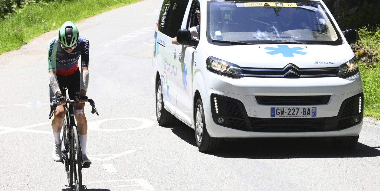 Gehavende Paul Seixas stapt af in slotrit Tour Auvergne