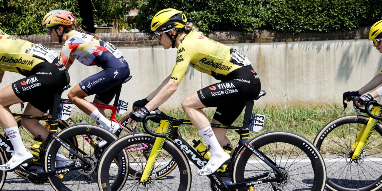 Femke de Vries tankt veel vertrouwen na eerste Giro-confrontatie tussen de favorieten