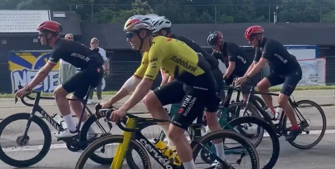 Wout van Aert zit week na operatie aan elleboog alweer op de fiets