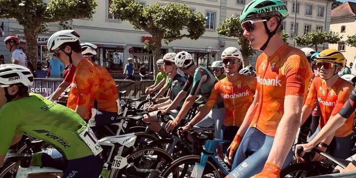Vrouw op scootmobiel rijdt in op peloton en veroorzaakt bizarre valpartij