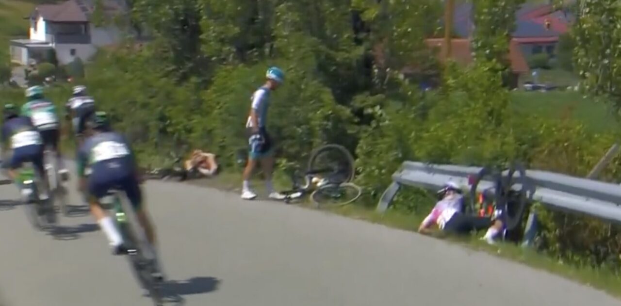 Twee renners lopen beenbreuk op na grote valpartij in Ronde van Slovenië