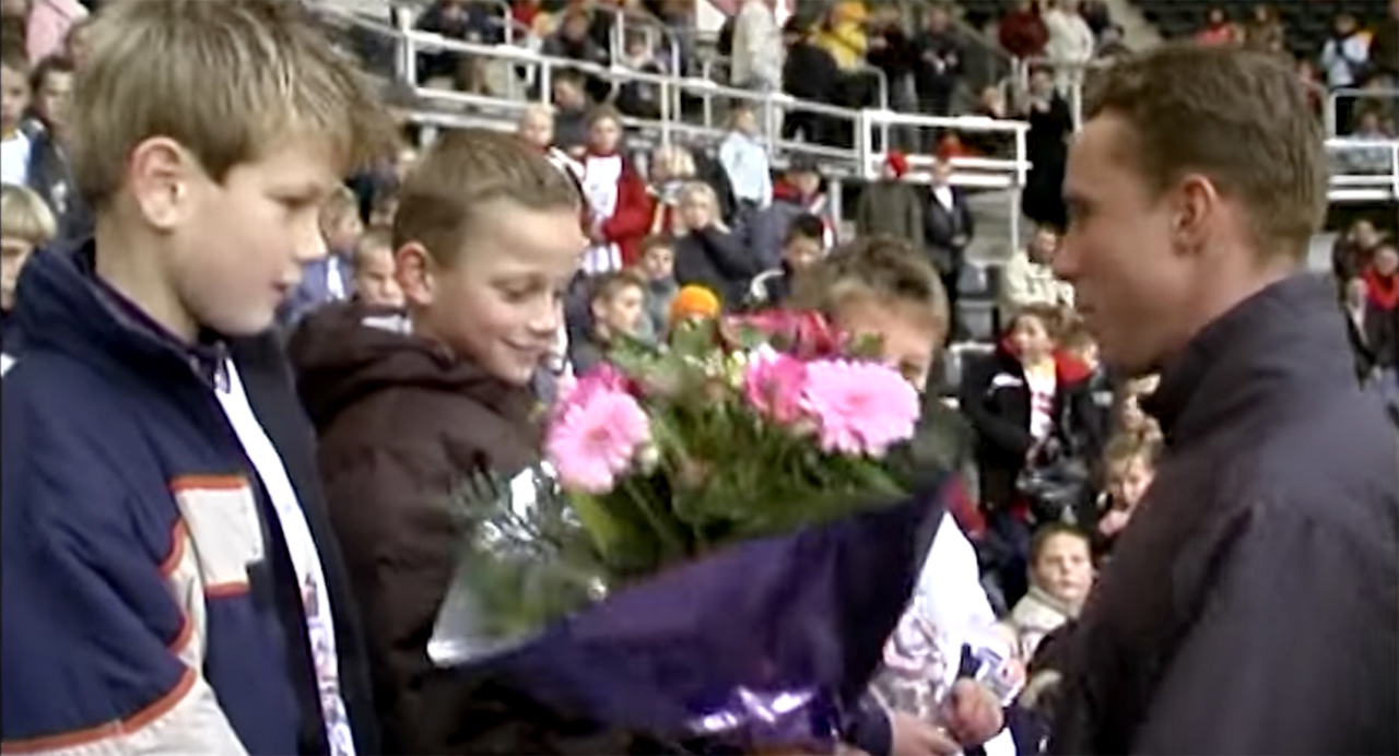 Mathieu van der Poel kreeg zijn eerste prijs uit handen van Michael Boogerd